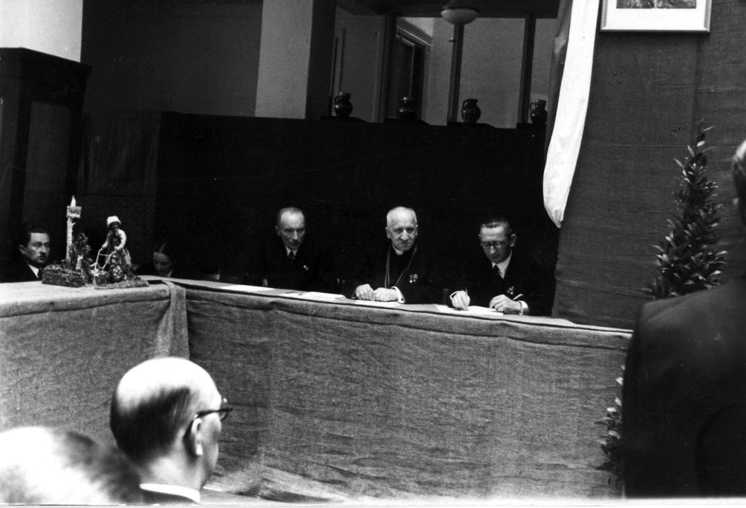 Dom Spółdzielczości Rolniczej w W-wie (z lewej strony siedzi J. Gliński) 